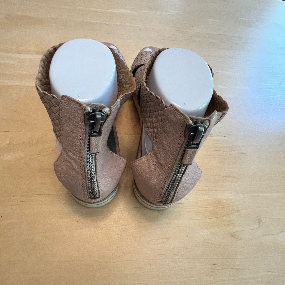 Eileen Fisher Women's Tan Woven Sandals - Picture 10 of 11